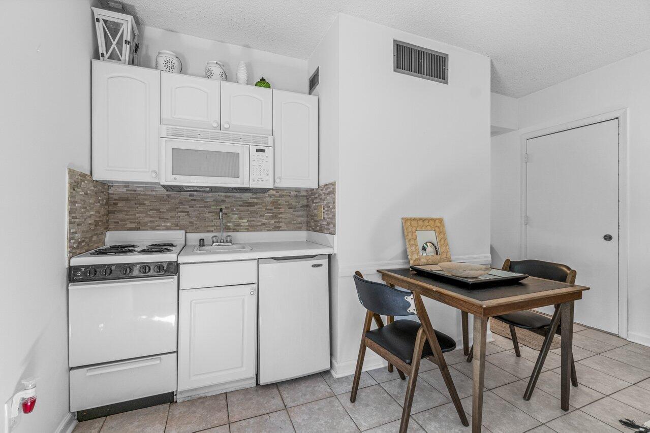 13334 Polo Club Road, Unit 239 Wellington, FL 33414 - Photo 4 of 25 Kitchenette