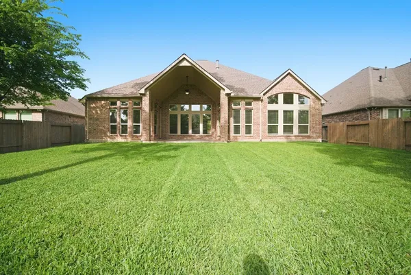 $565,000 | 131 Hunter Hollow Drive, Montgomery, TX 77316