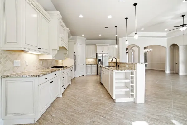 $565,000 | 131 Hunter Hollow Drive, Montgomery, TX 77316