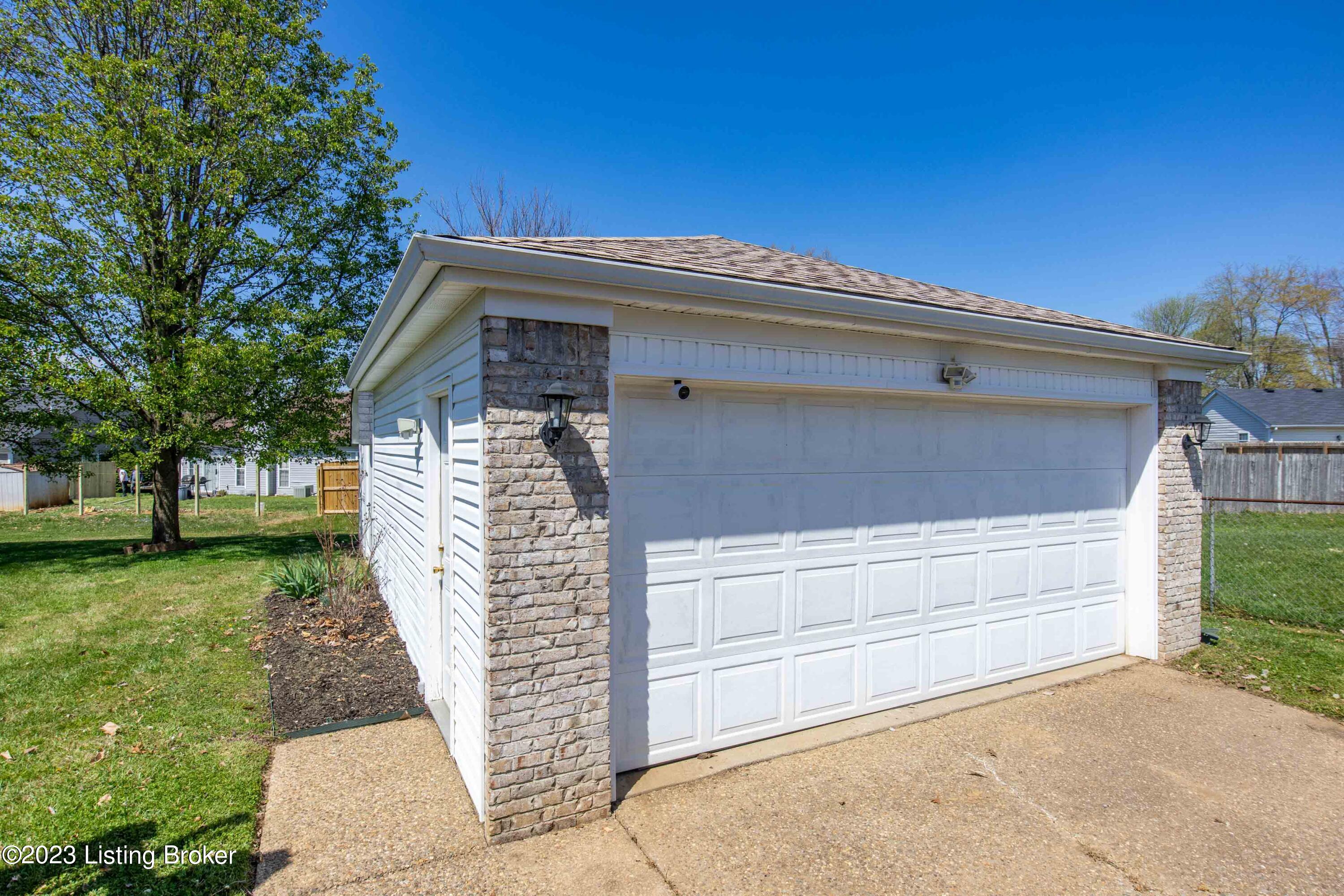 9802 Spring Pointe Court Louisville, KY 40229 - Photo 62 of 80 9802-Spring-Pointe-Ct_063