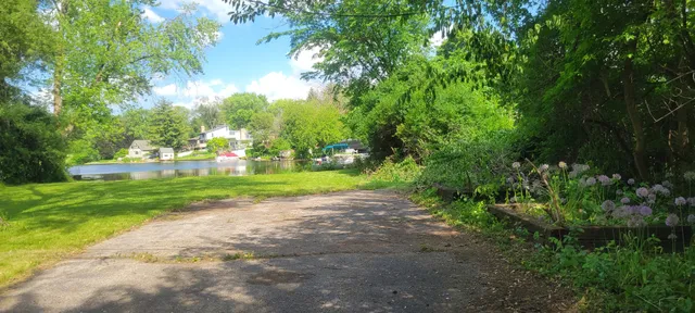 a view of yard with green space