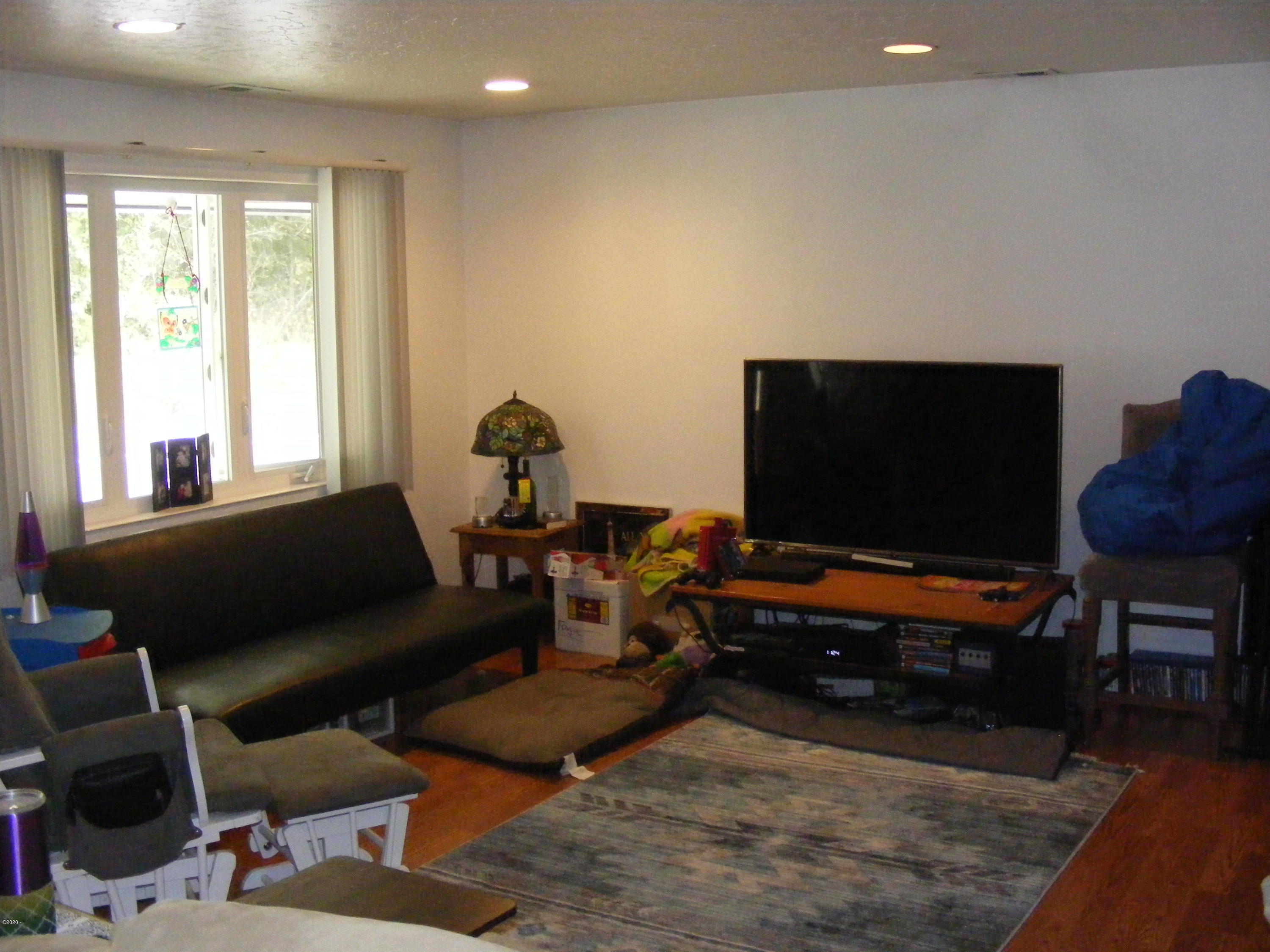 51 Elk City Road Toledo, OR 97391 - Photo 10 of 16 Living room