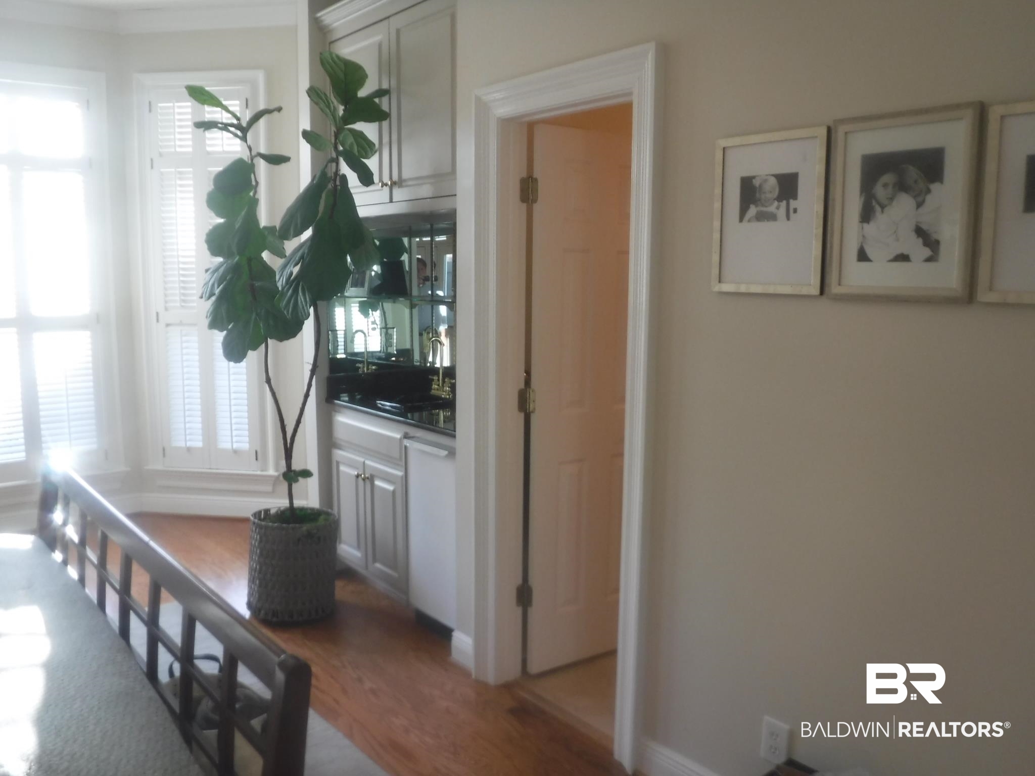 259 South Cedar Street Mobile, AL 36602 - Photo 21 of 27 Wet bar with mini fridge
