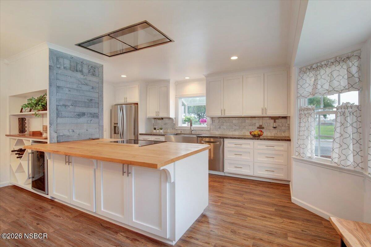 403 South M Street Lompoc, CA 93436 - Photo 6 of 33 Kitchen and breakfast bar