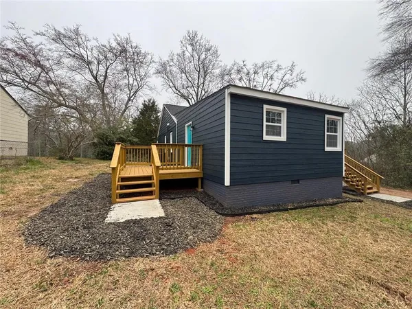 a view of a house with backyard