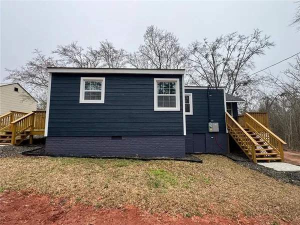 a view of a house with a yard