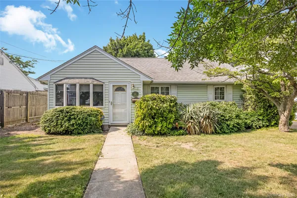 $749,000 | 6 Island Street, Plainview, NY 11803