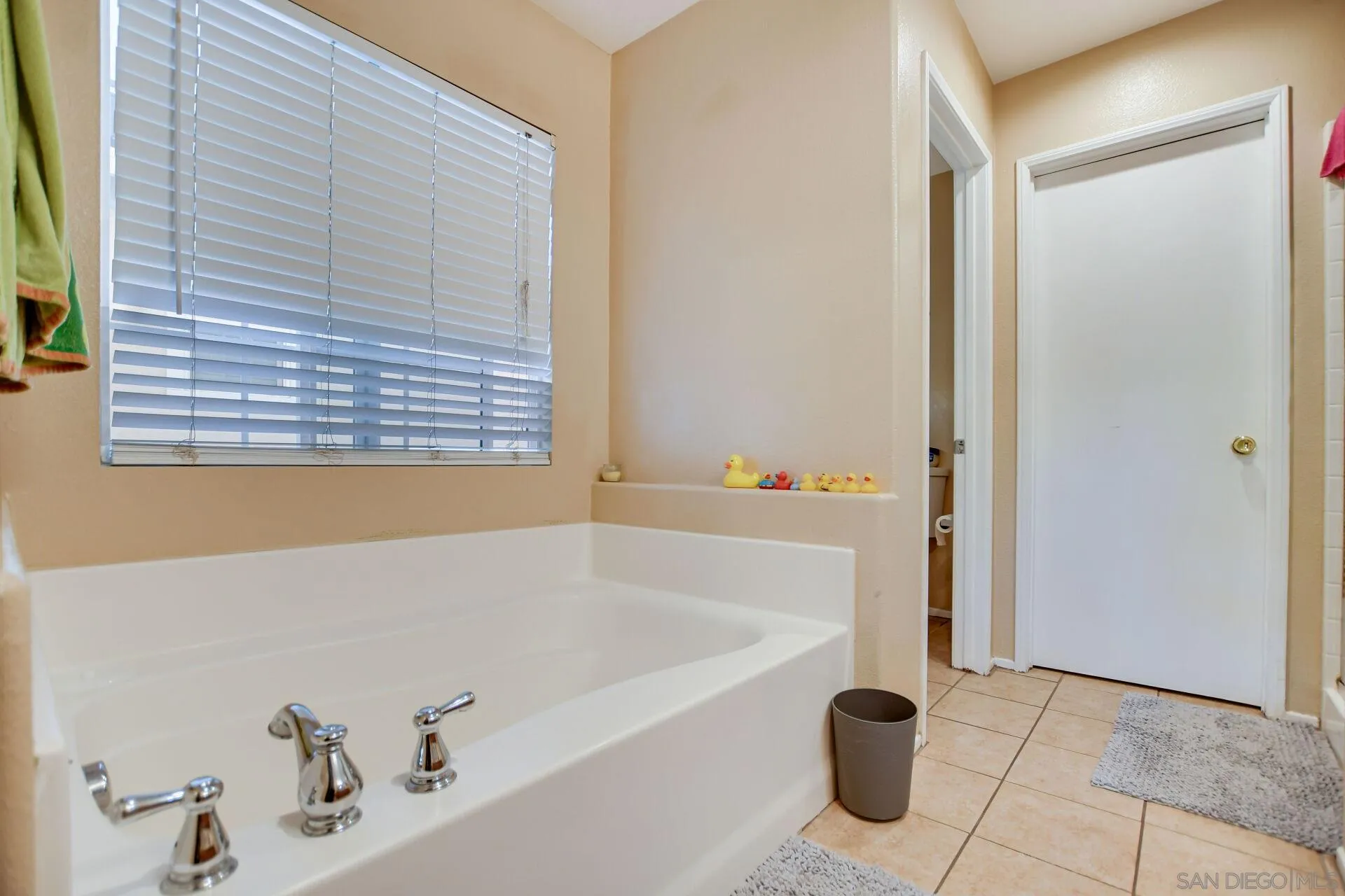 6346 Southern Place Riverside, CA 92504 - Photo 27 of 33 a bathroom with a bathtub