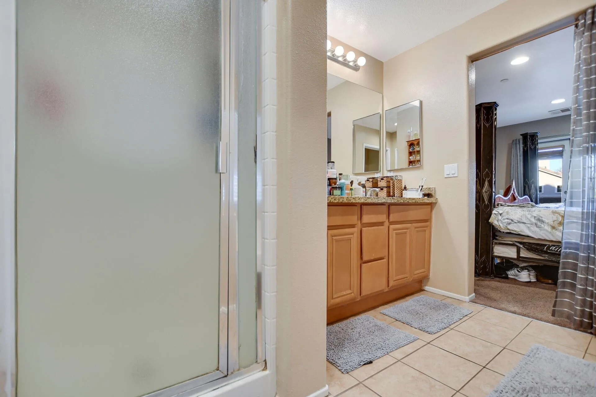 6346 Southern Place Riverside, CA 92504 - Photo 28 of 33 a room with mirror and cabinets
