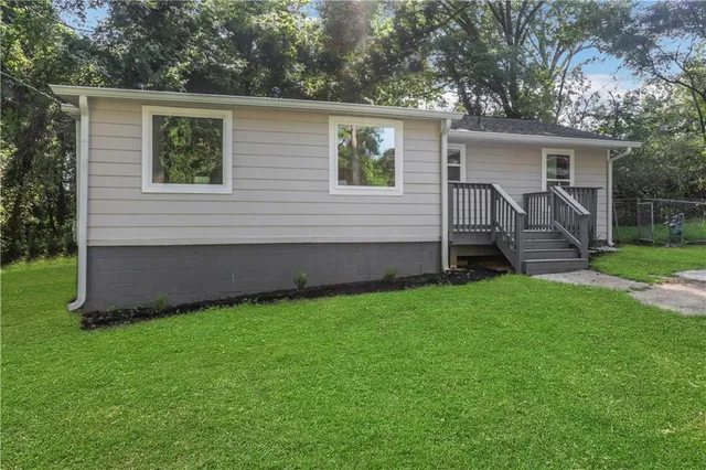 a view of a house with a backyard