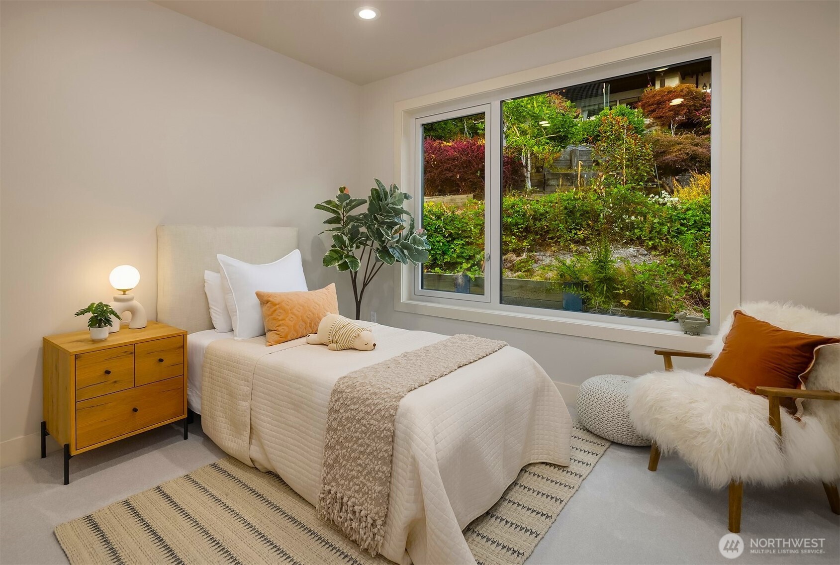 8243 West Mercer Way Mercer Island, WA 98040 - Photo 27 of 37