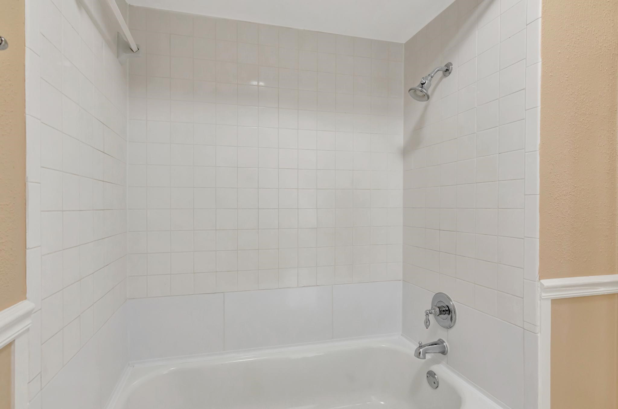 14555 Wunderlich Drive, Unit 2902 Houston, TX 77069 - Photo 15 of 33 a bathroom with a bathtub