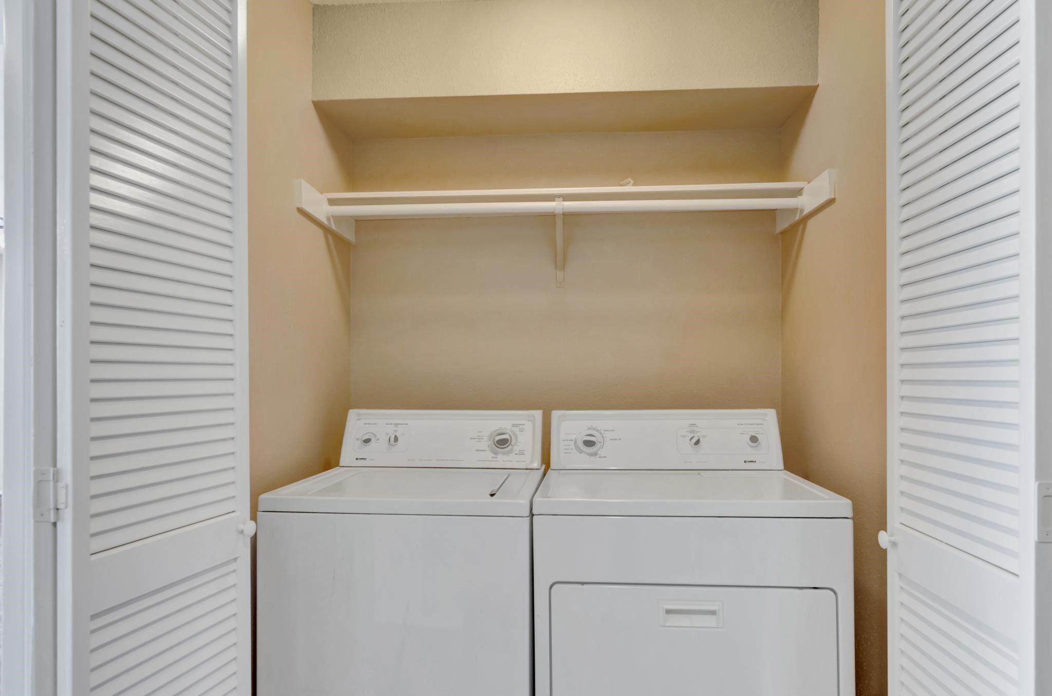 14555 Wunderlich Drive, Unit 2902 Houston, TX 77069 - Photo 19 of 33 a utility room with dryer and washer