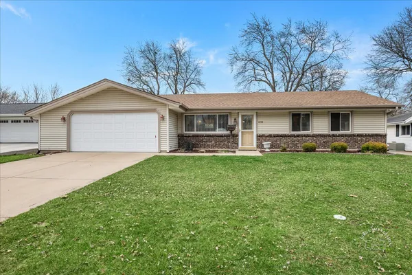 $425,000 | 631 Venice Court, Schaumburg, IL 60193