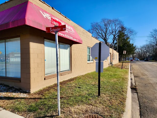 a sign that is on the side of the road