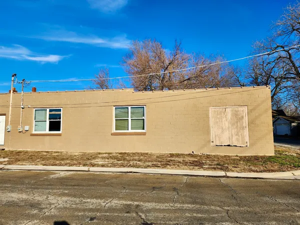 a view of a house with a backyard