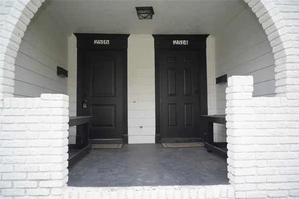 a view of entryway with a white door