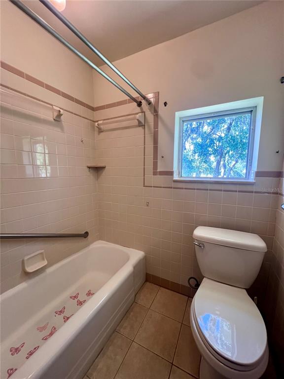 407 Hunting Lodge Drive Inverness, FL 34453 - Photo 13 of 16 a bathroom with a toilet and a bathtub