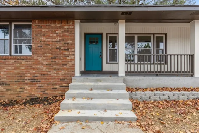 a view of entryway with a front door