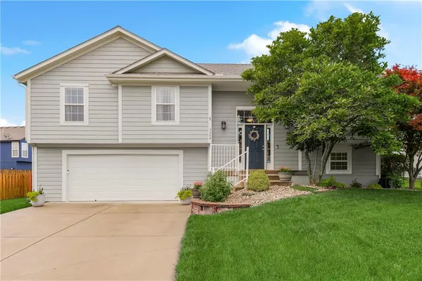 $399,999 | 3208 Southwest Damon Lane, Lee's Summit, MO 64082