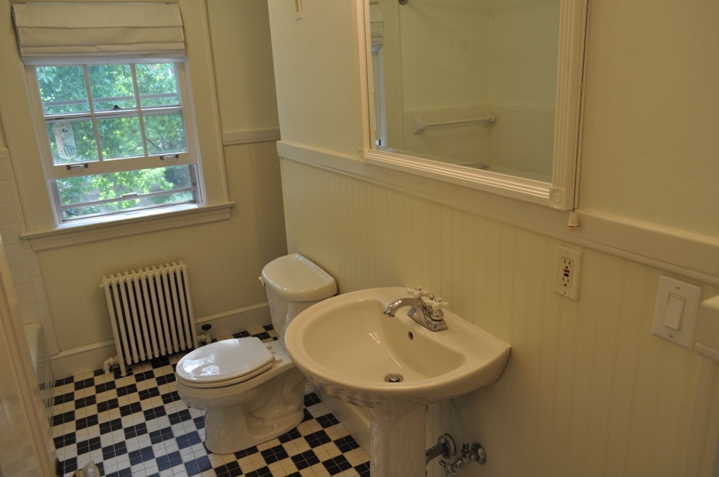 1822 Sheffield Road Southwest Roanoke, VA 24015 - Photo 33 of 49 2nd Level Full Bath