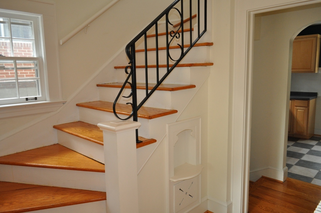 1822 Sheffield Road Southwest Roanoke, VA 24015 - Photo 6 of 49 Staircase