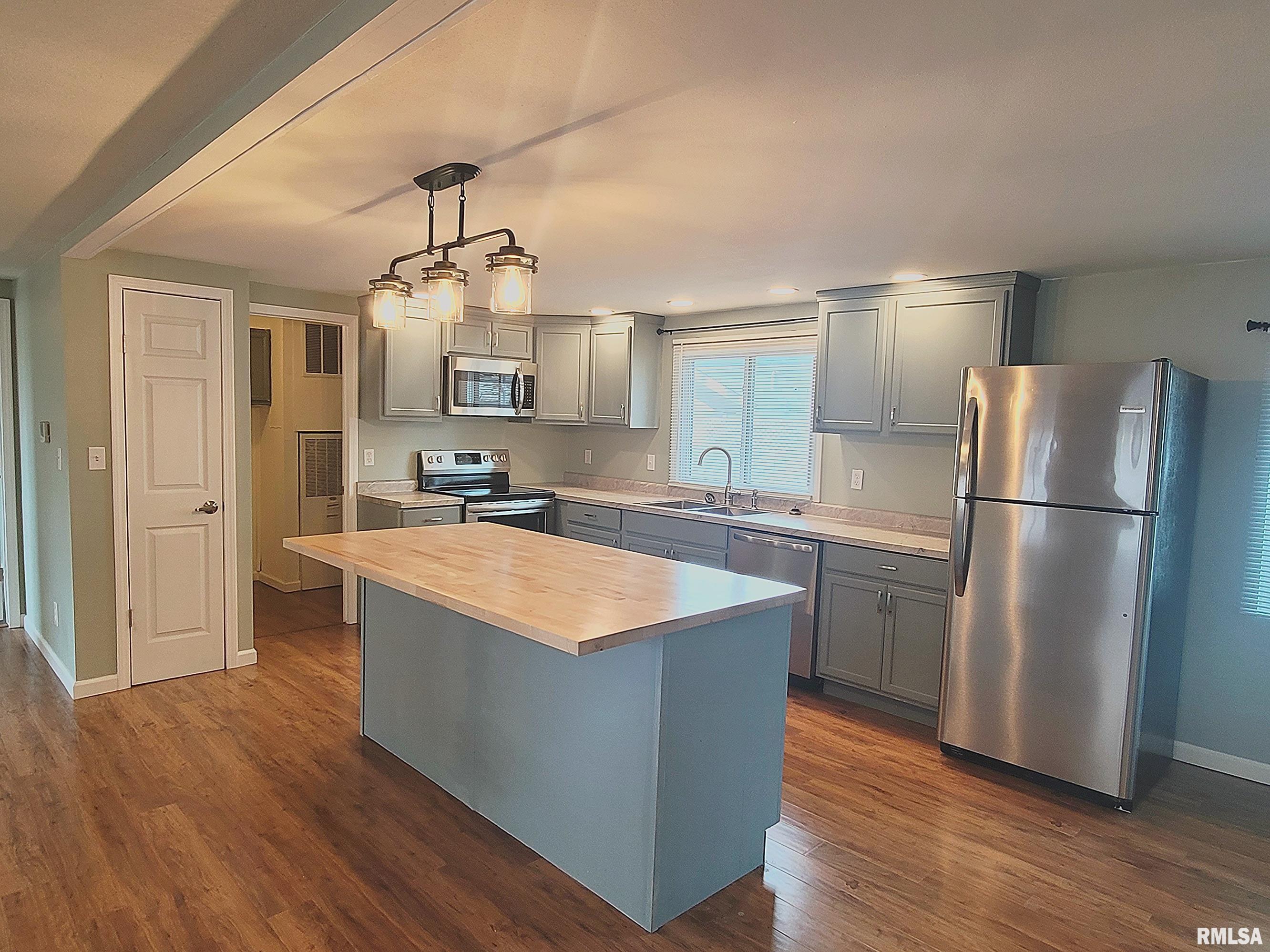 2201 Rancho Boulevard Quincy, IL 62305 - Photo 3 of 17