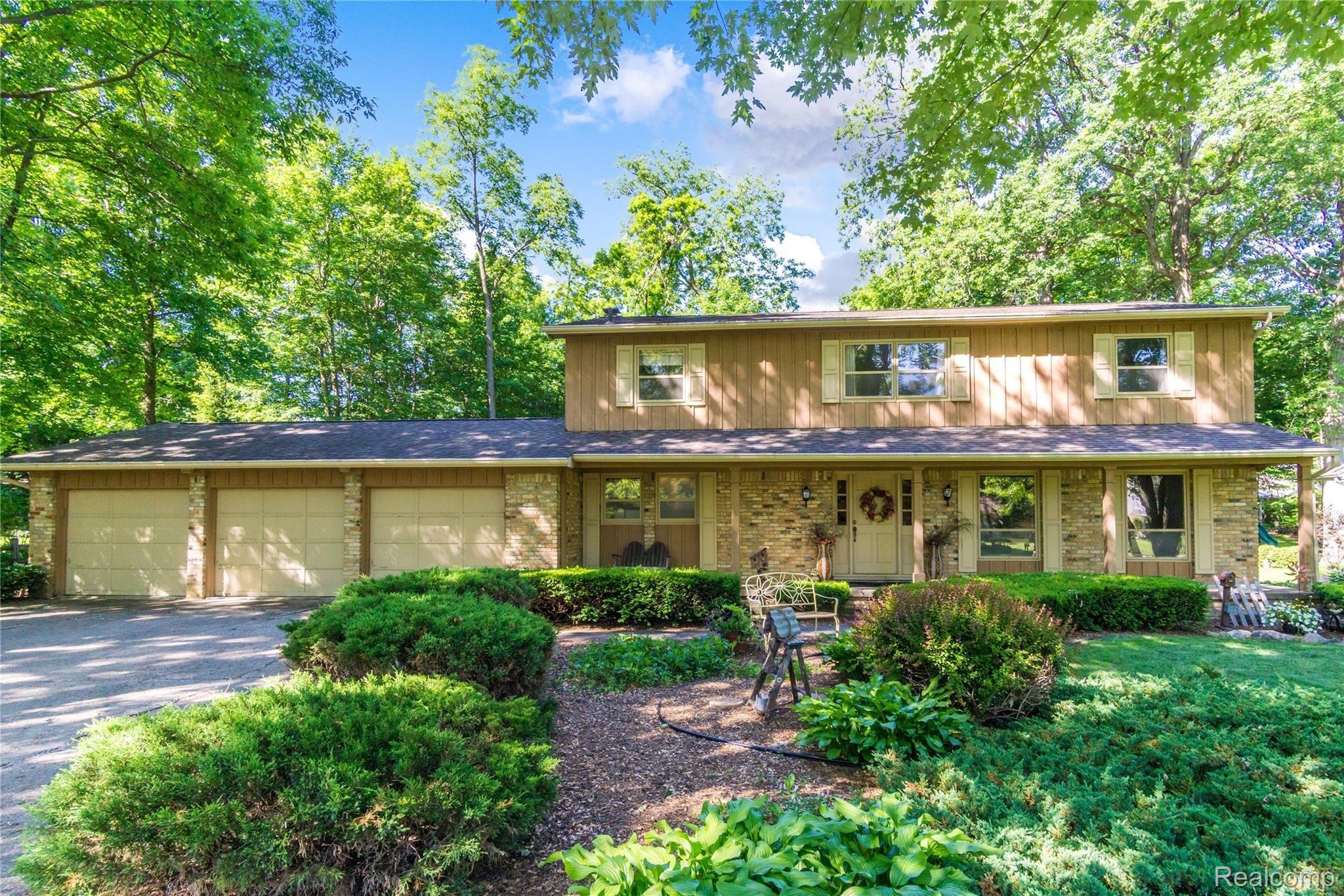 6404 Kings Pointe Road Grand Blanc, MI 48439 - Photo 1 of 38 Exteriors (4 of 11).jpg