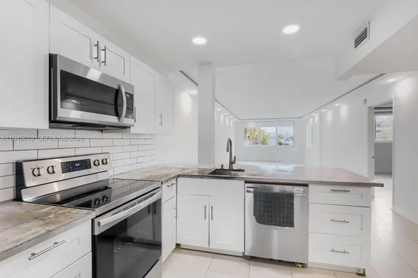 $1,650 | 441 Northeast 195th Street, Unit 205, Miami, FL 33179
