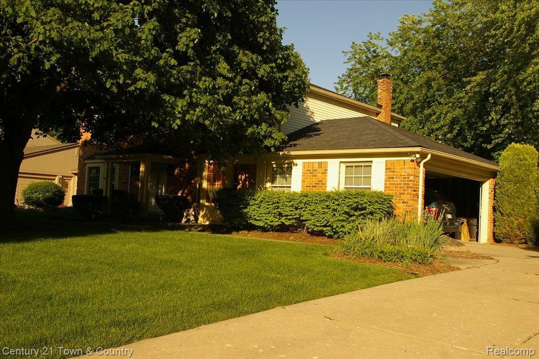36973 Fox Run Farmington, MI 48331 - Photo 24 of 25 2-Car Side-Entry Garage