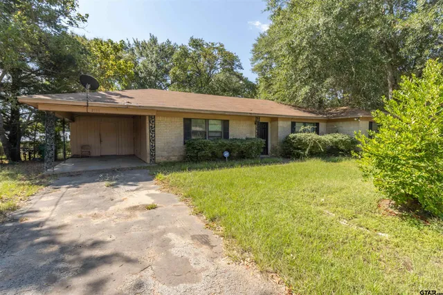 a view of a house with backyard and garden
