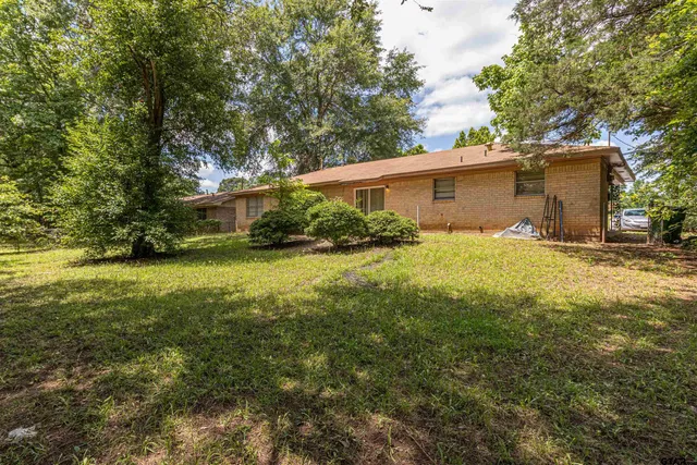 a view of a backyard