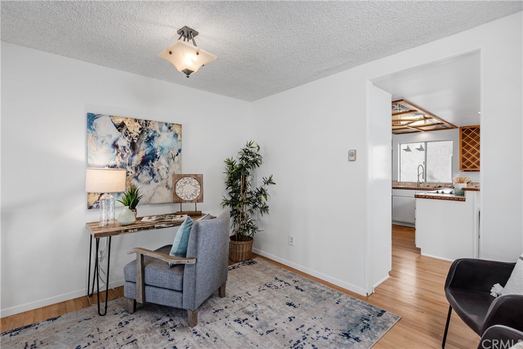 259 Valley Drive Hermosa Beach, CA 90254 - Photo 11 of 34 a living room with furniture