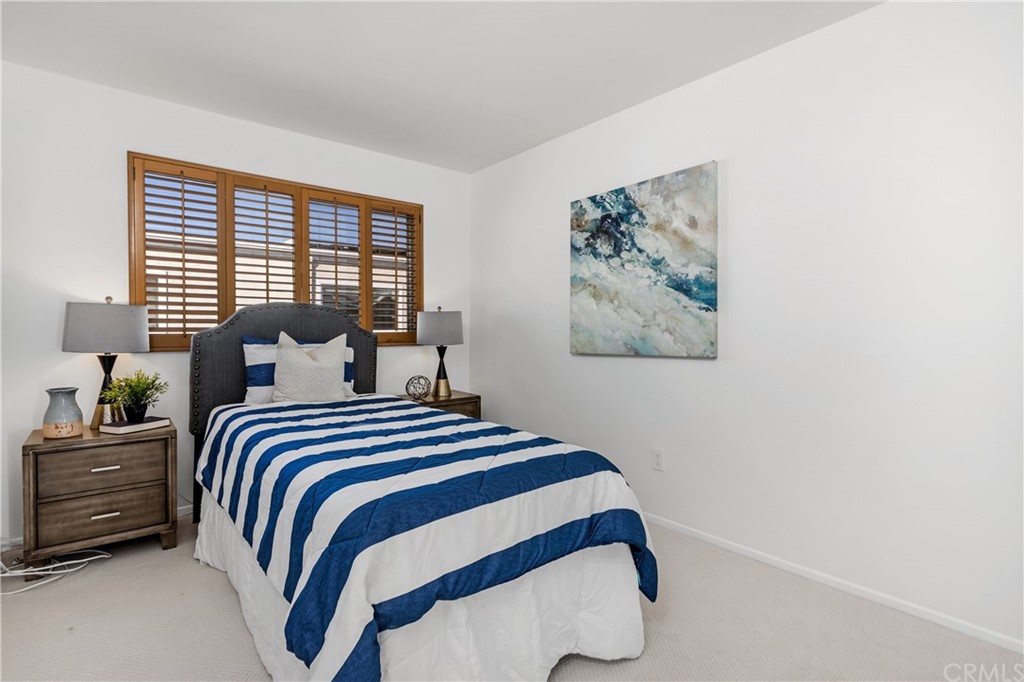 259 Valley Drive Hermosa Beach, CA 90254 - Photo 27 of 34 a bedroom with a bed and a painting on the wall