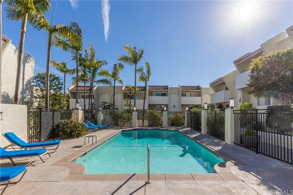 259 Valley Drive Hermosa Beach, CA 90254 - Photo 30 of 34 a view of a garden