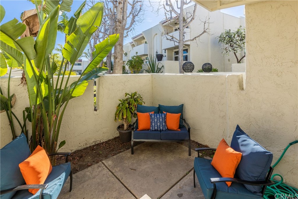 259 Valley Drive Hermosa Beach, CA 90254 - Photo 9 of 34 a backyard of a house with table and chairs