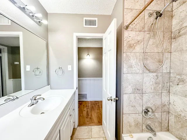 a en suite bathroom with a double vanity sink and mirror