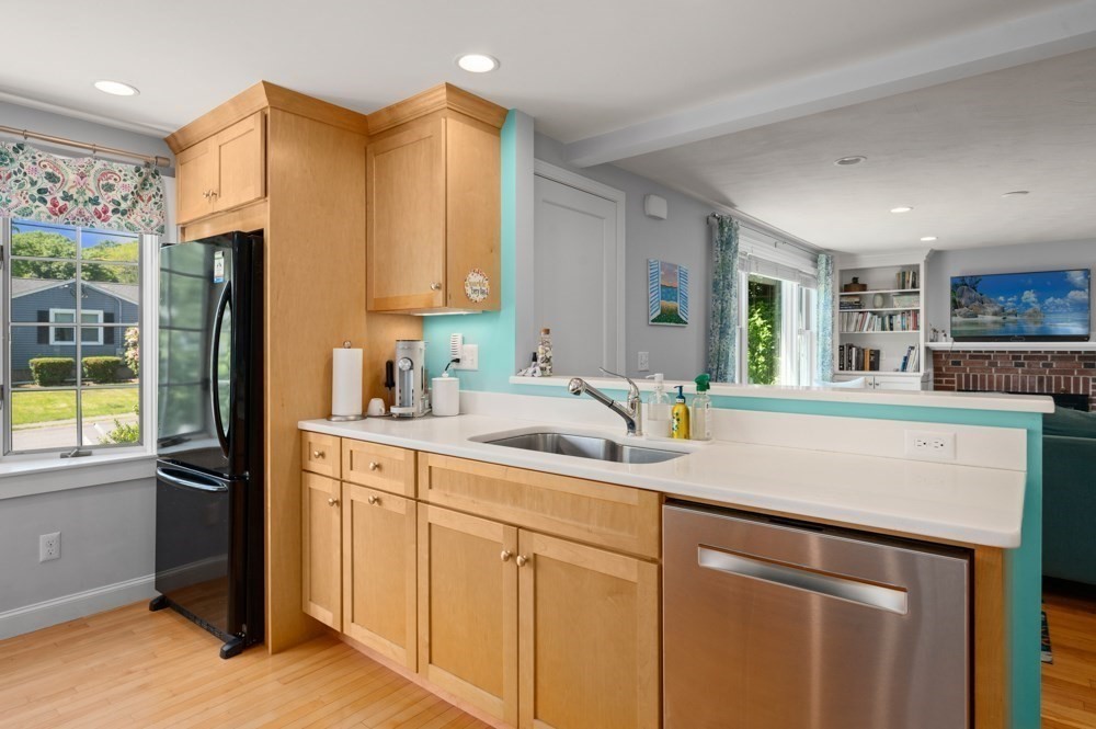 88 Temple Road Waltham, MA 02452 - Photo 7 of 41