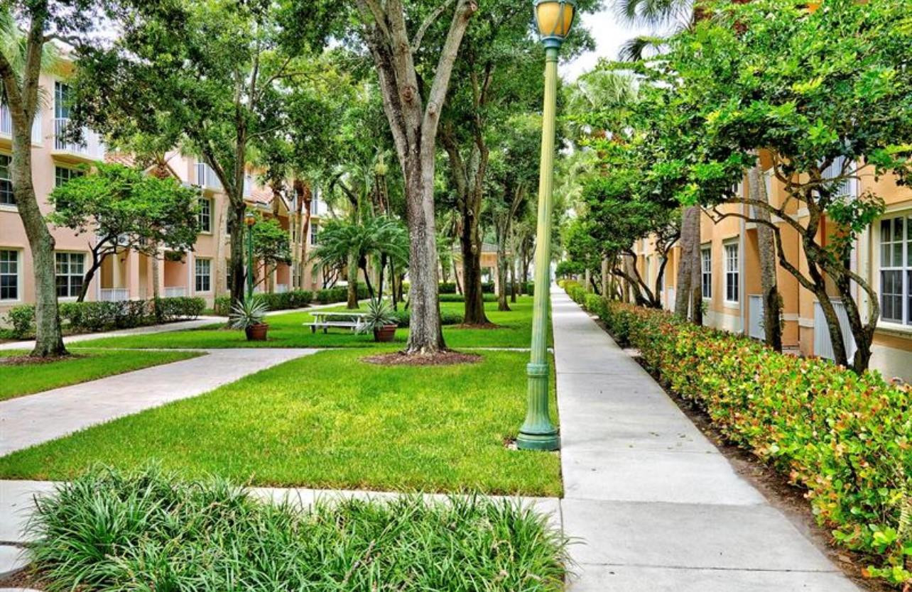 4784 Central Boulevard, Unit 22 Jupiter, FL 33458 - Photo 15 of 18 a view of a garden with large trees