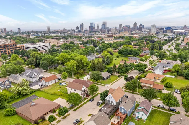 $499,900 | 600 West Garfield Avenue, Unit 602, Milwaukee, WI 53212