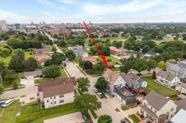 $499,900 | 600 West Garfield Avenue, Unit 602, Milwaukee, WI 53212