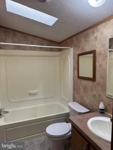 a view of entryway with bathroom