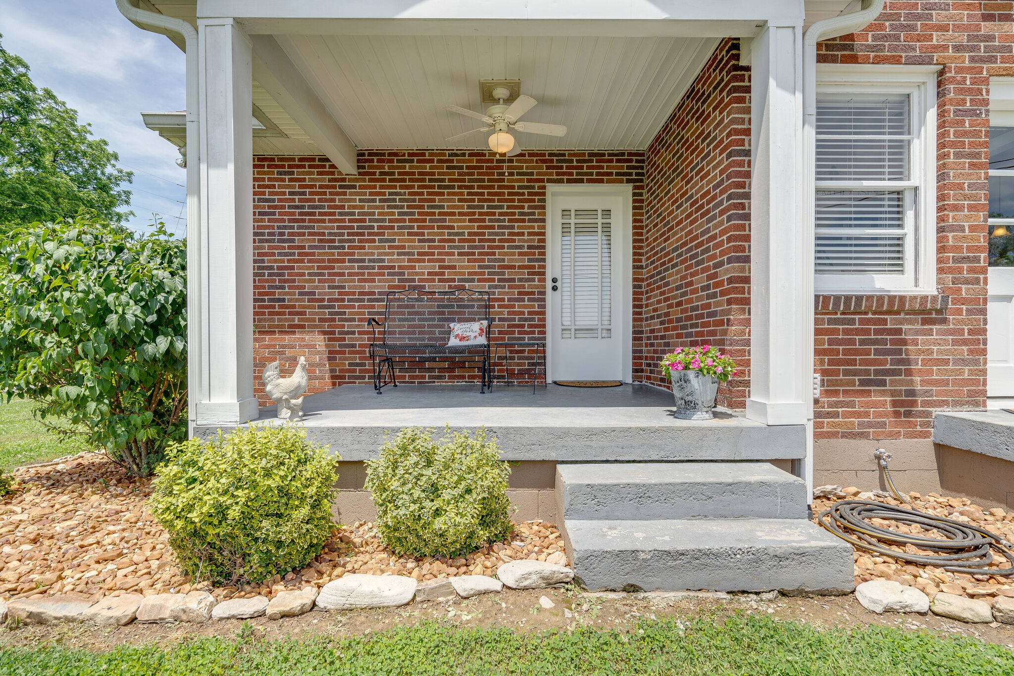 2241 Battle Creek Road Springfield, TN 37172 - Photo 3 of 32 a front view of a house with garden