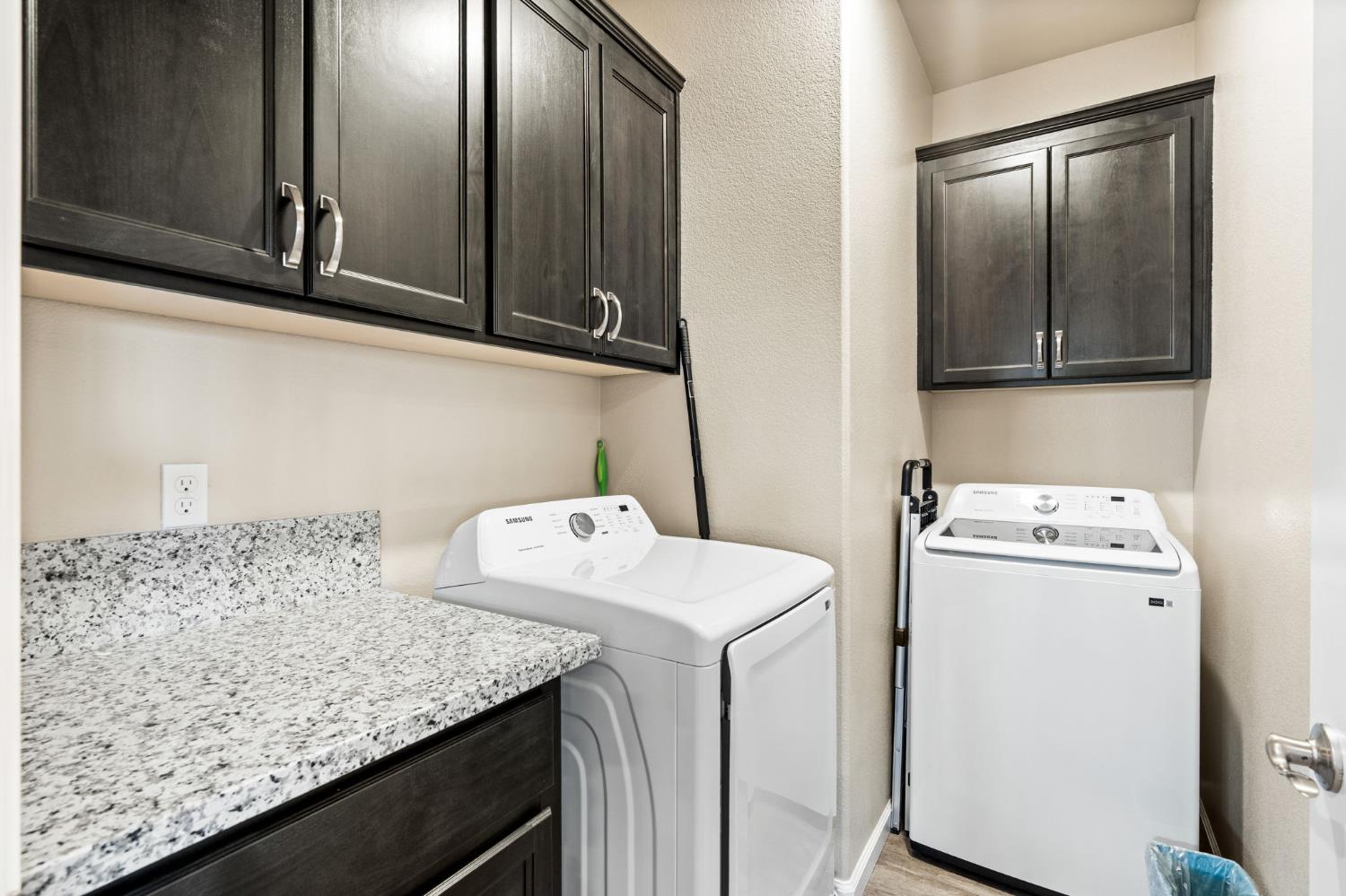 948 Hogan Road Galt, CA 95632 - Photo 16 of 20 a utility room with dryer and washer