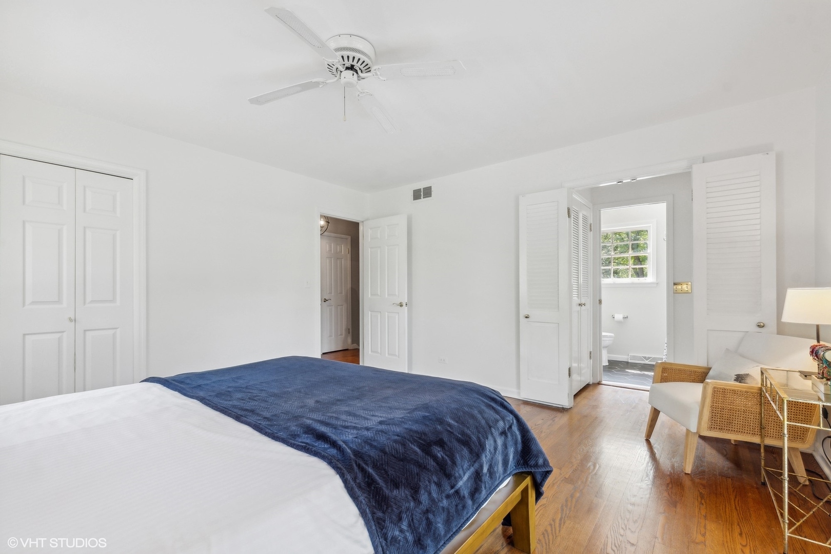 845 Forest Hill Road Lake Forest, IL 60045 - Photo 25 of 41 a spacious bedroom with a bed and a table in it