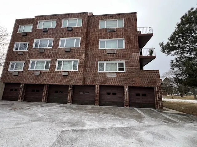 $319,000 | 2700 Bel Aire Drive, Unit 104, Arlington Heights, IL 60004