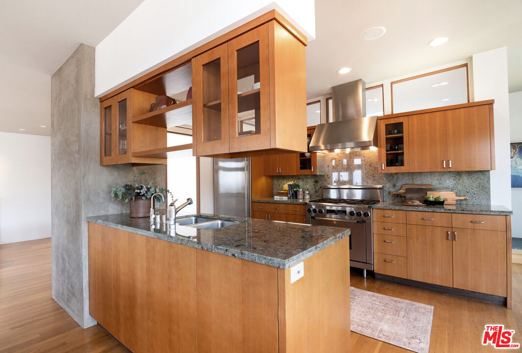 12517 Cloud Lane Los Angeles, CA 90049 - Photo 14 of 49