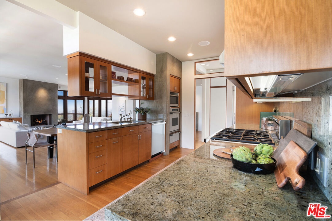 12517 Cloud Lane Los Angeles, CA 90049 - Photo 17 of 49