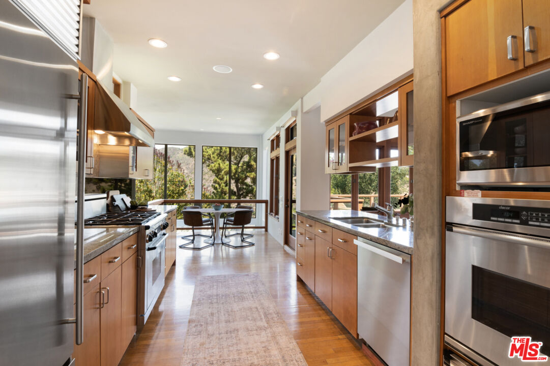 12517 Cloud Lane Los Angeles, CA 90049 - Photo 19 of 49