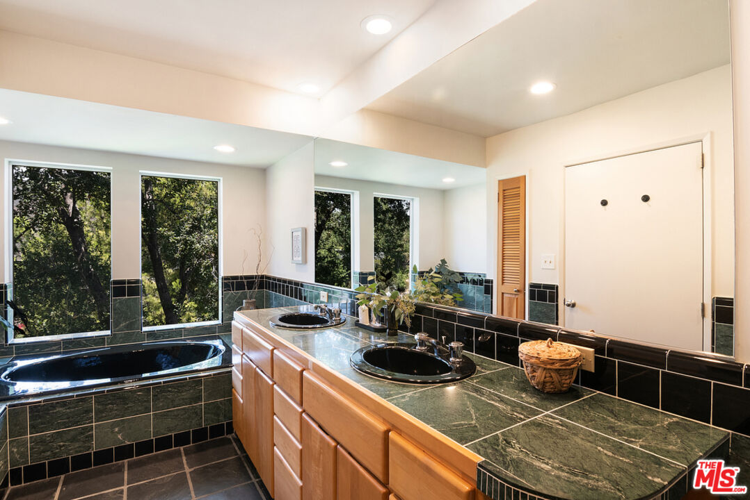 12517 Cloud Lane Los Angeles, CA 90049 - Photo 25 of 49